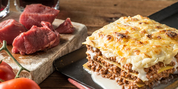 Lasaña individual con ensalada de aguacate