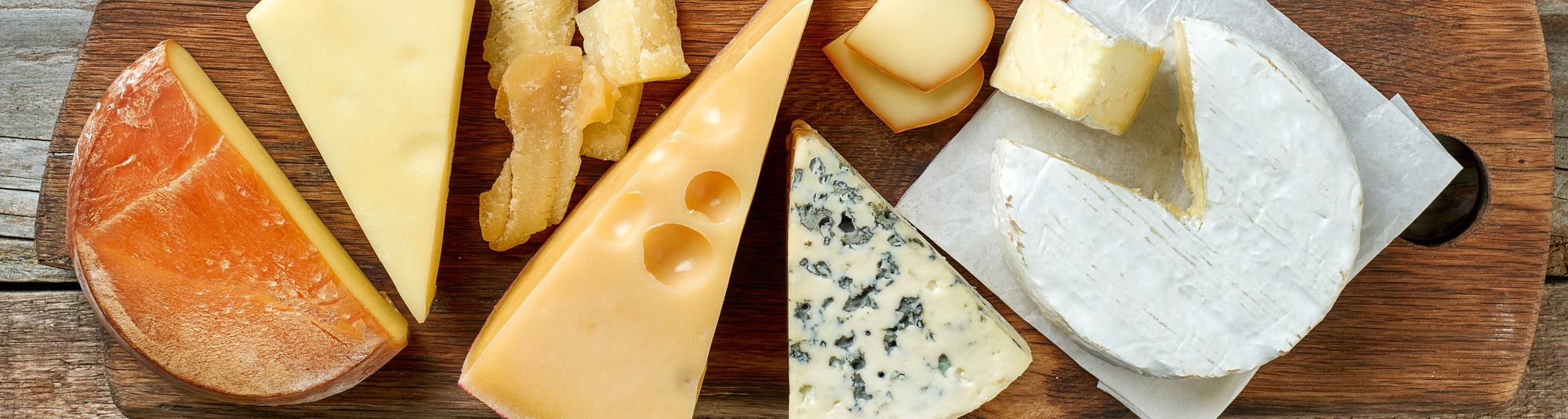 Plato con variedad de quesos