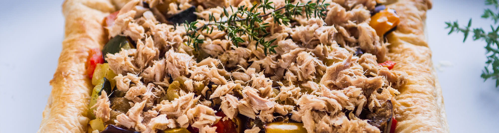 Hojaldre relleno de verduras y atún