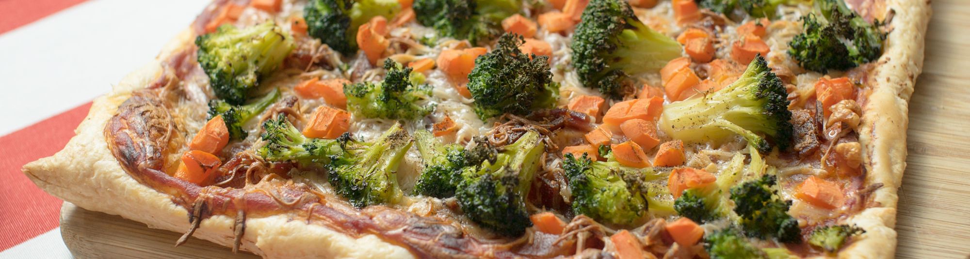 Coca de tomate, atún y brócoli