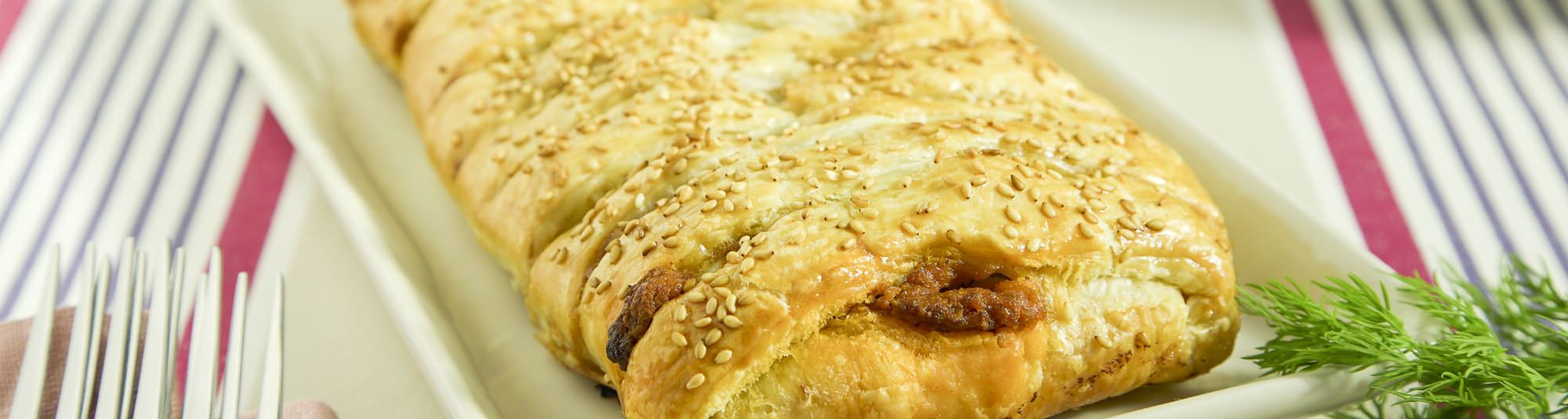 Trenza de hojaldre rellena de atún, pimiento y anchoas