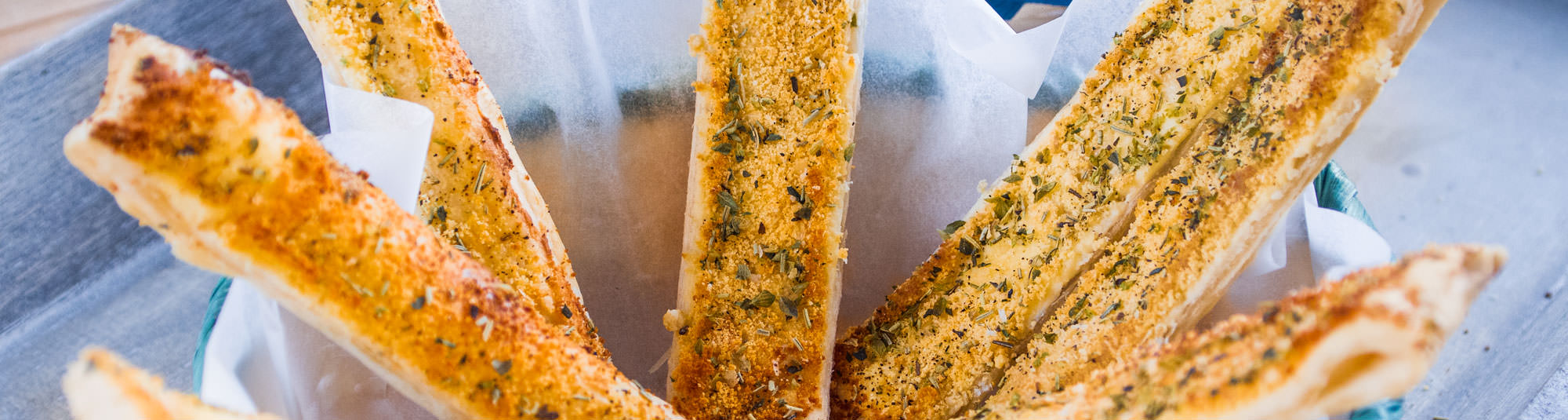 Palitos de Hojaldre con Queso y Especias