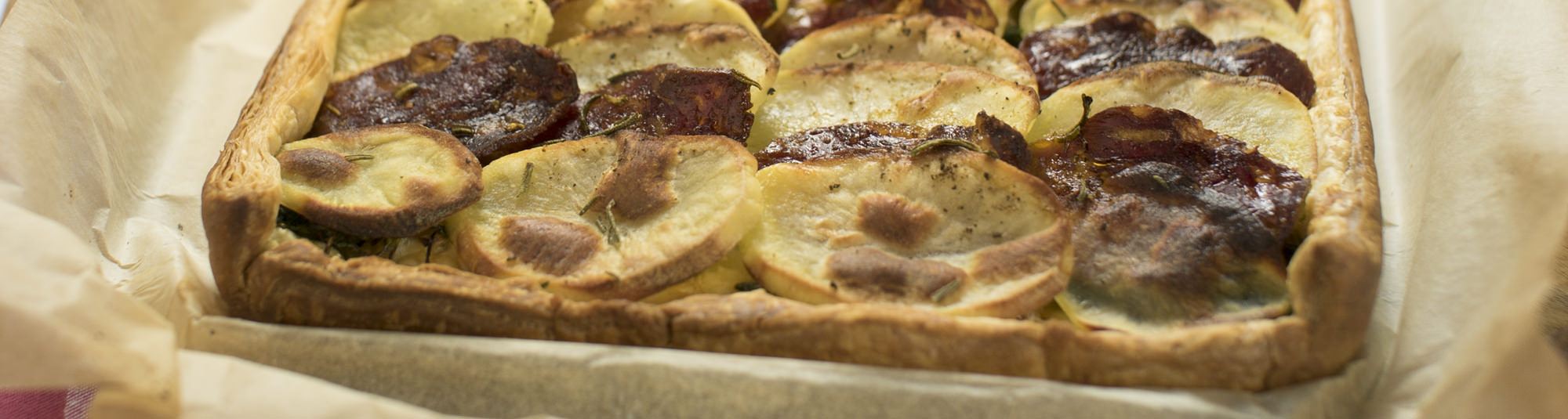 Pastel de patatas y chorizo en hojaldre