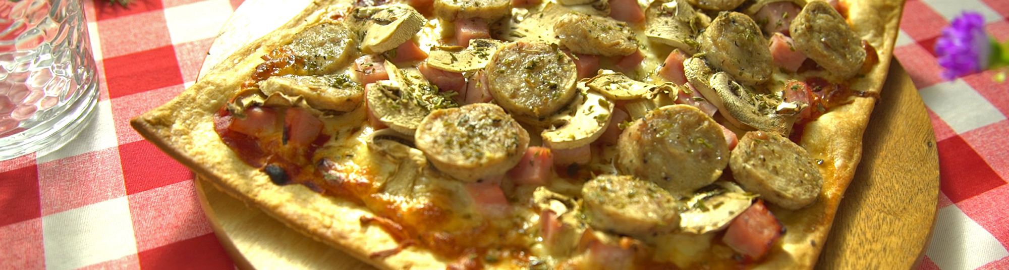 Coca salada de setas con jamón y butifarra blanca