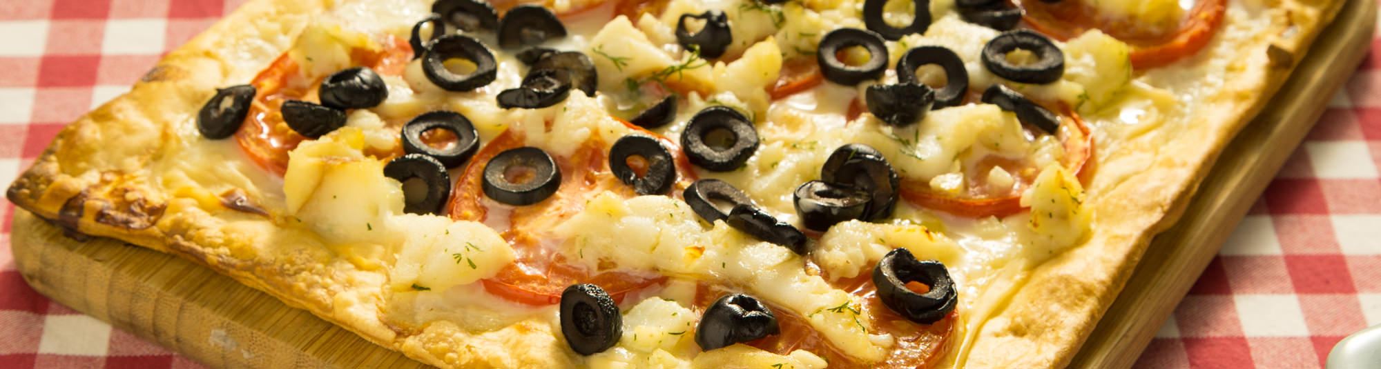 Bacalao en hojaldre con aceitunas y tomate
