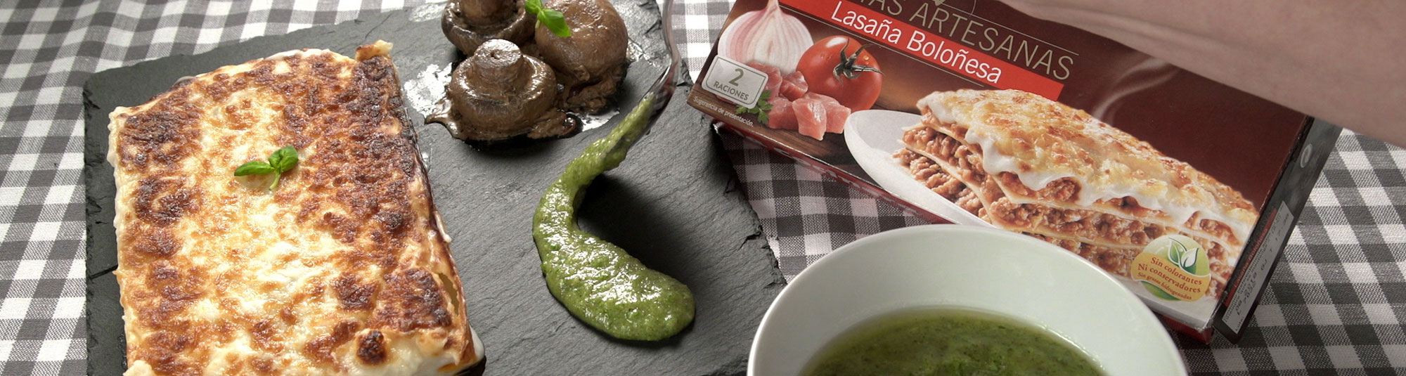 Lasaña boloñesa con salsa de champiñones