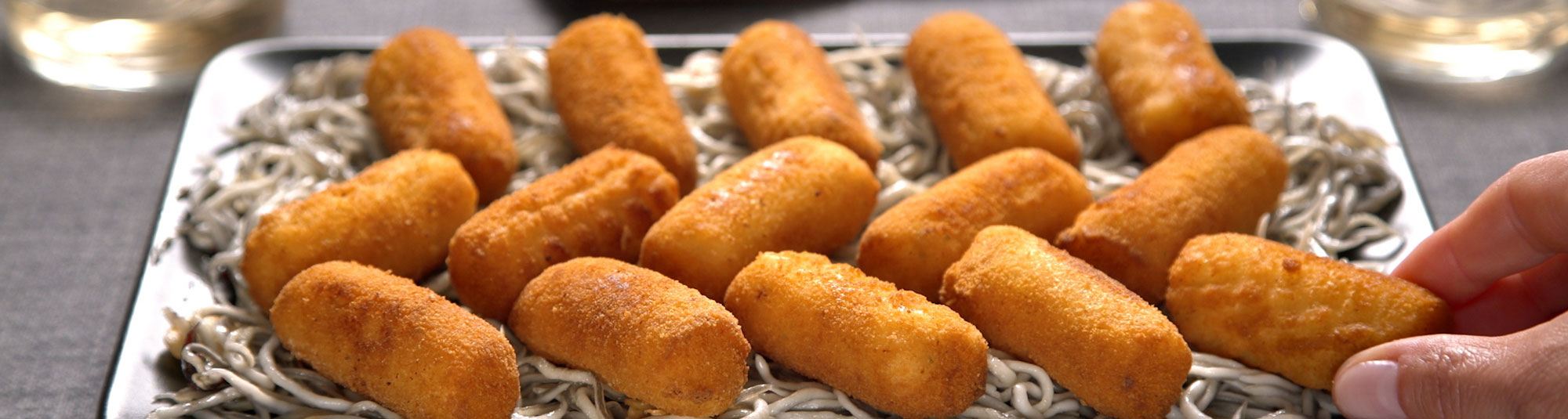 Croquetas de bacalao con gulas al ajillo