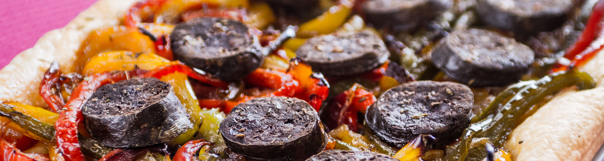 Coca de pimientos con morcilla