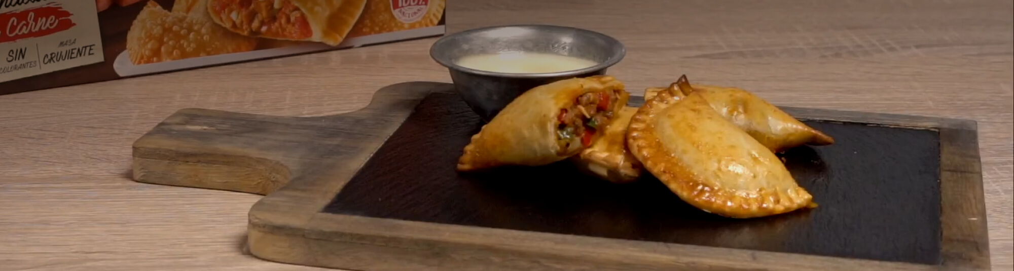 Empanadillas de Carne con Salsa de Queso de Tetilla