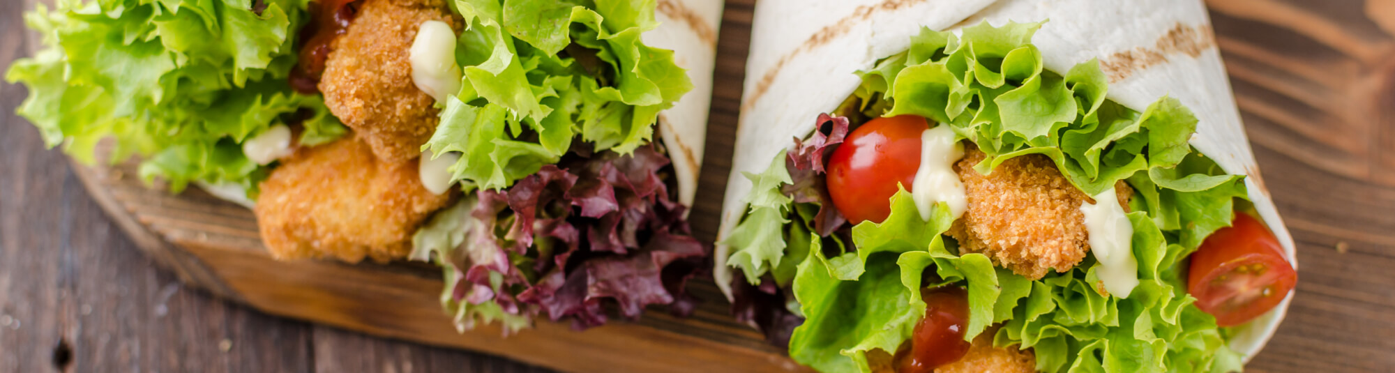 Fajitas de pollo empanado y salsa de yogur