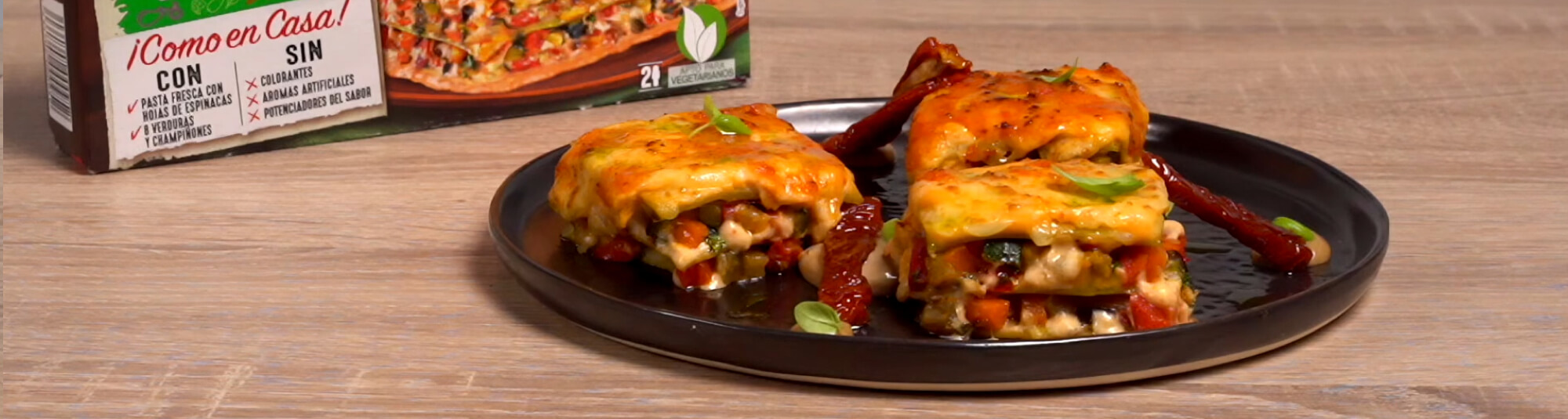 Lasaña de Verduras 5 Colores sobre Alioli de Ajo Negro