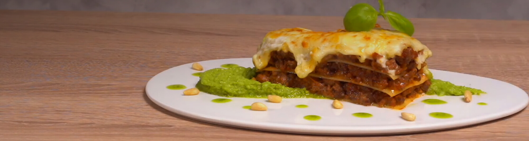 Lasaña de Carne con Salsa Pesto de Guisantes